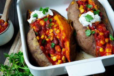 Süßkartoffel-Kumpir gefüllt mit Mais und Kidneybohnen mit Tomatensauce