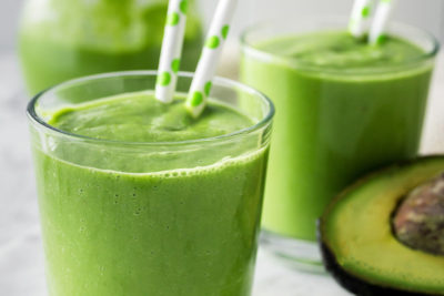 Grüner Smoothie mit Avocado, Spinat und Zitrone