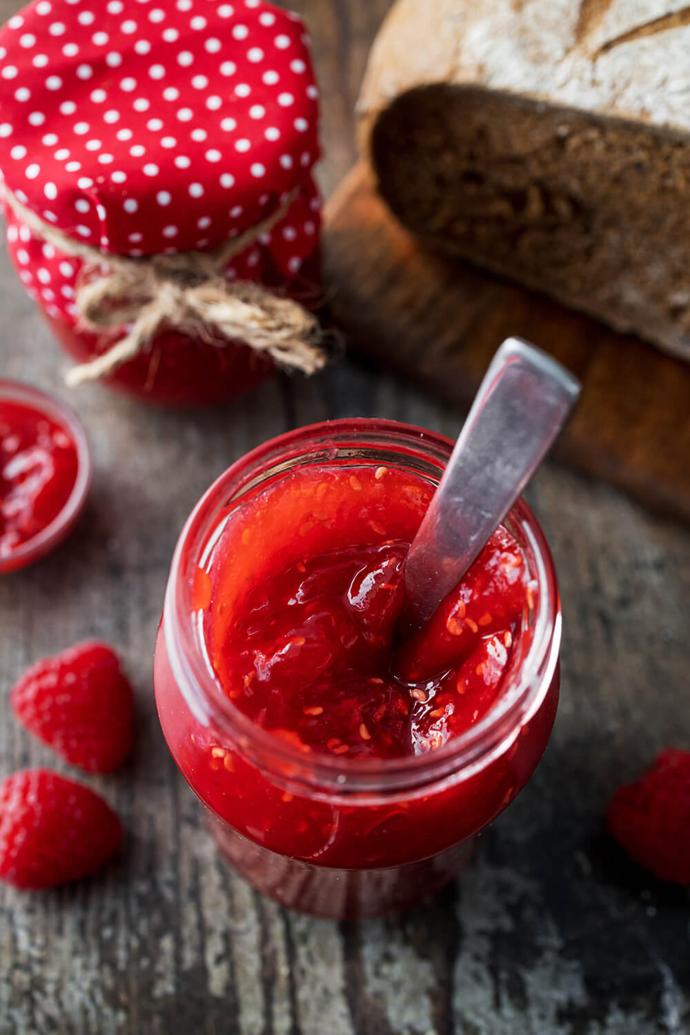 Marmelade mit frischen Himbeeren im Glas