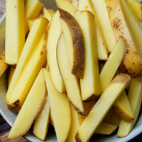 Frische Kartoffeln in Pommesform geschnitten