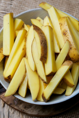 Frische Kartoffeln in Pommesform geschnitten