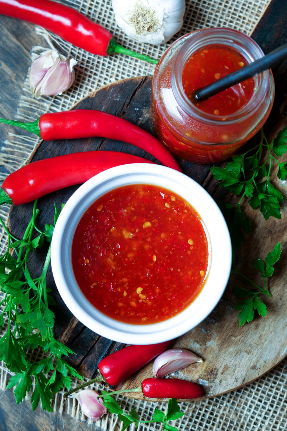 Sweet-Chili-Sauce mit Chilischoten und Knoblauch