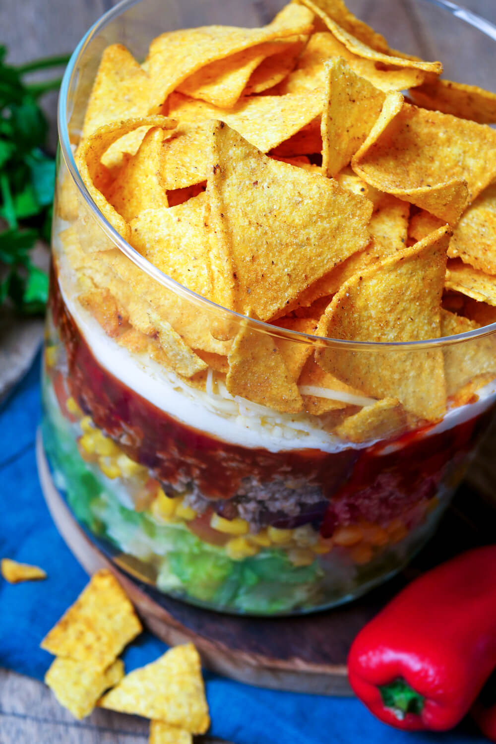 Taco-Salat mit Eisbergsalat, Hackfleisch, Salsa und Tortilla-Chips in der Glasschüssel