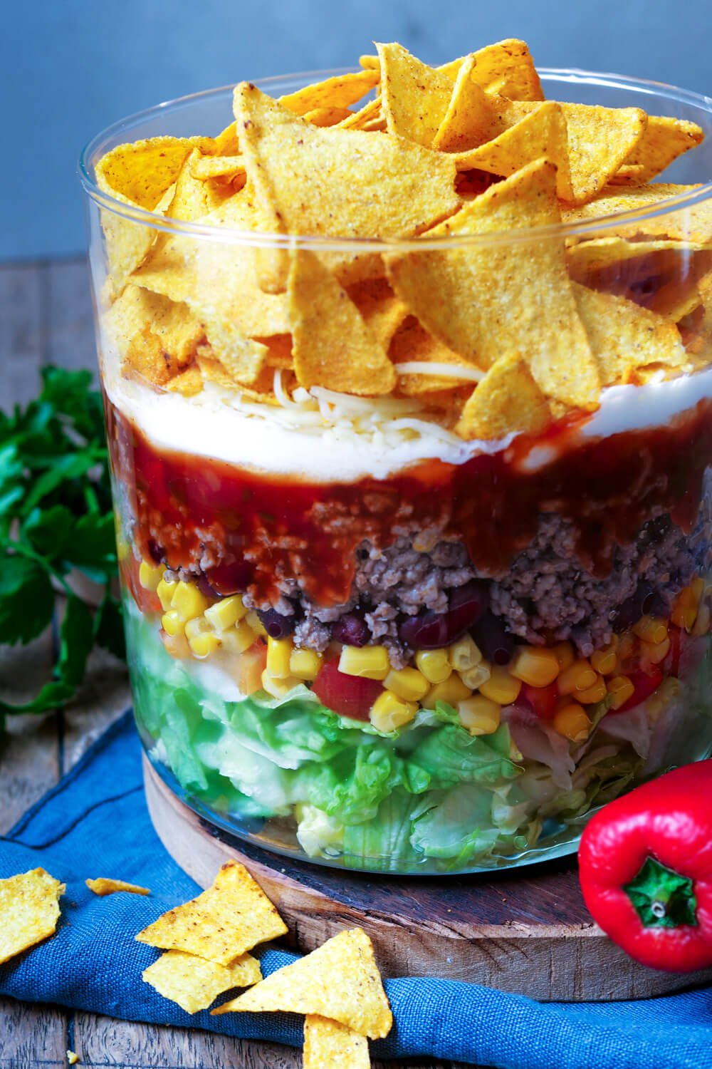 Taco-Salat mit Eisbergsalat, Hackfleisch, Salsa und Tortilla-Chips in der Glasschüssel