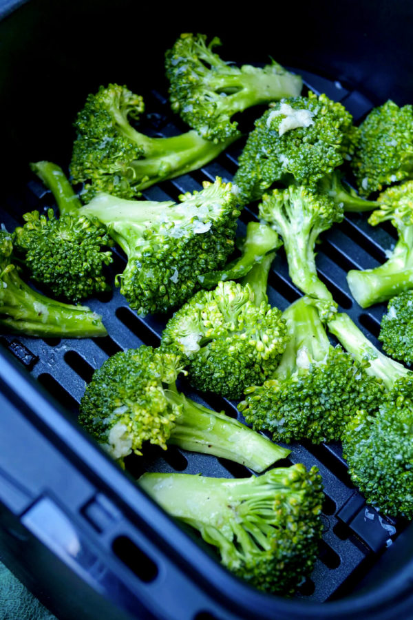 Brokkoli im Frittierkorb der Heißluftfritteuse