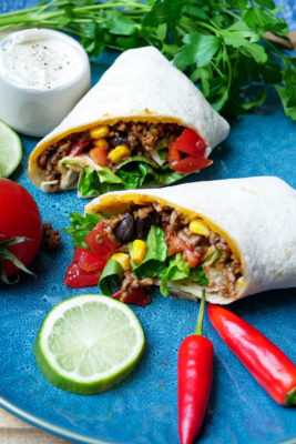 Mexikanische Burrito mit Hackfleisch gefüllt