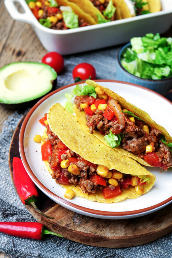 Mexikanische Tacos mit Hackfleisch, Mais und Paprika gefüllt