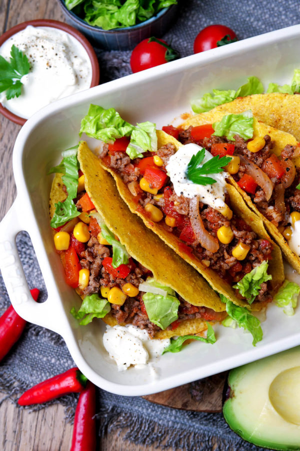Tacos mit Hackfleisch, Mais und Paprika gefüllt