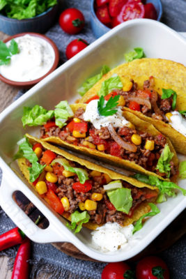 Tacos mit Hackfleisch, Mais und Paprika gefüllt