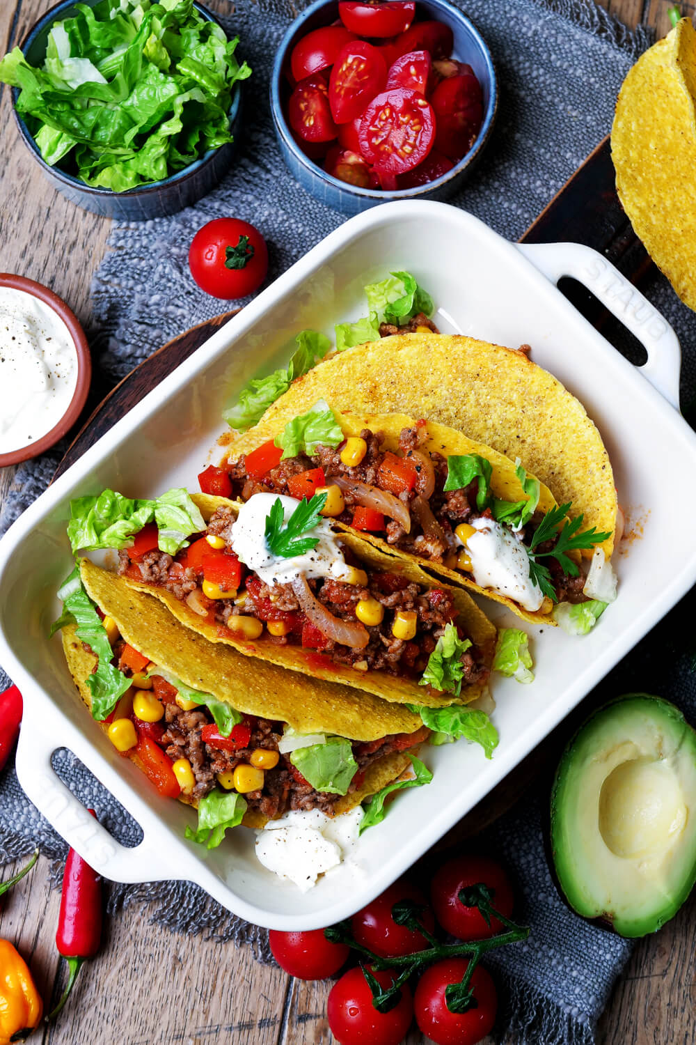 Einfache Tacos mit Hackfleisch, Mais und Paprika gefüllt