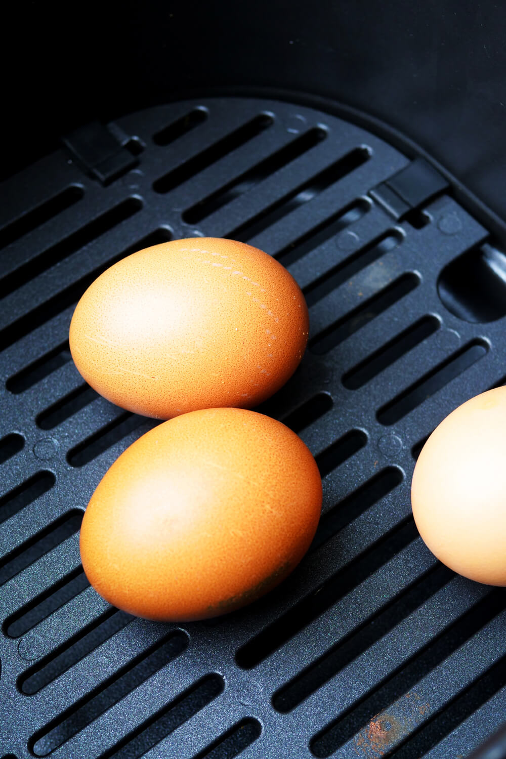 Eier im Frittierkorb der Heißluftfritteuse