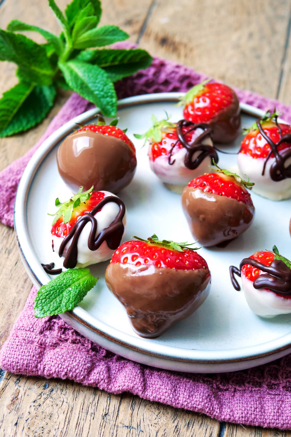 Schoko-Erdbeeren mit Vollmilch, weißer Schokolade und Zartbitter-Schokolade