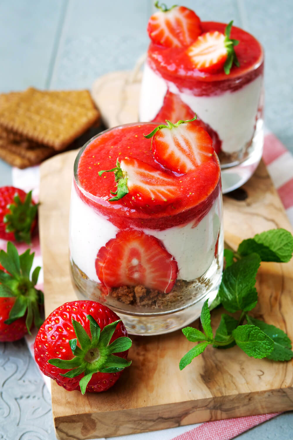 Erdbeer-Butterkeks-Dessert im Glas