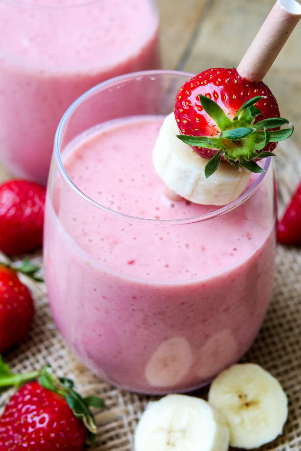 Erdbeer-Smoothie mit Erdbeeren, Joghurt und Banane