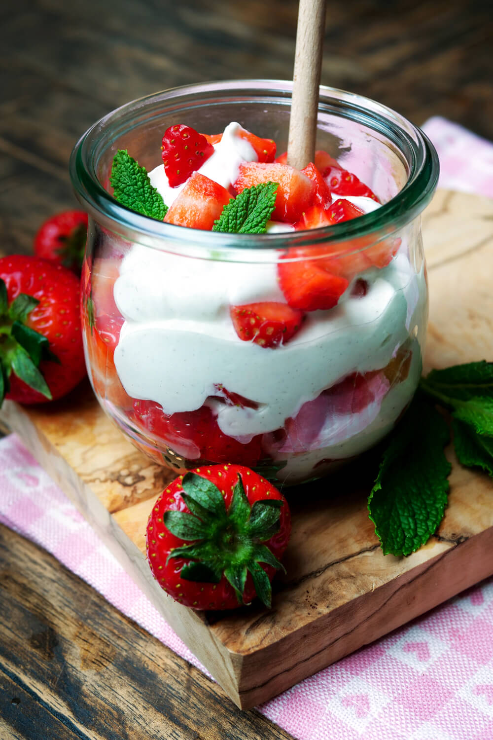 Erdbeerquark mit frischen Erdbeeren und Minze im Glas