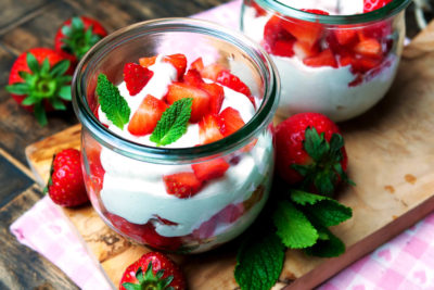 Schnelles Erdbeerquark-Dessert im Glas