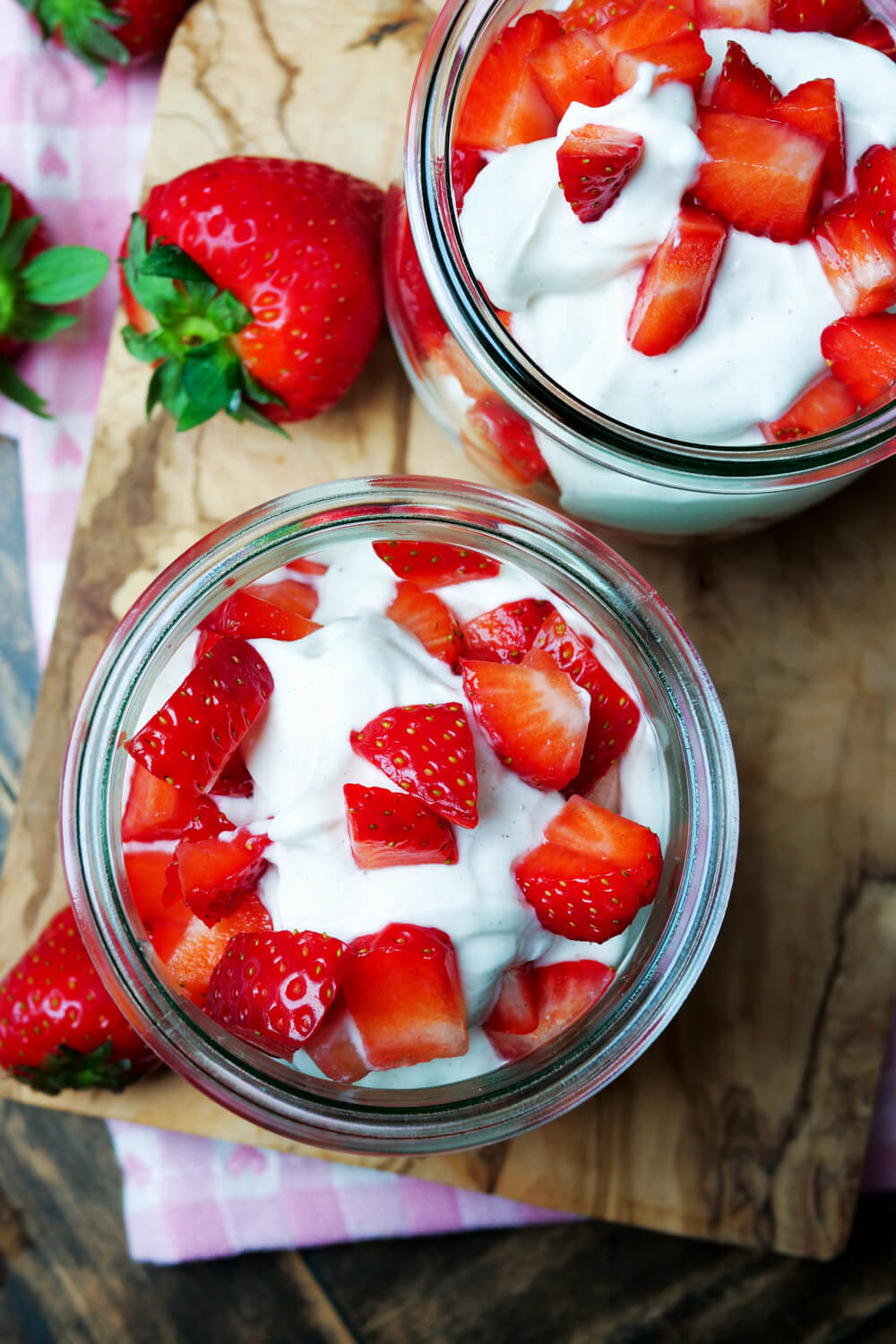 Erdbeerquark mit frischen Erdbeeren im Glas