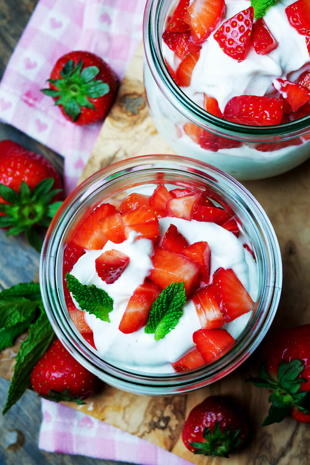 Erdbeerquark mit frischen Erdbeeren und Minze im Glas