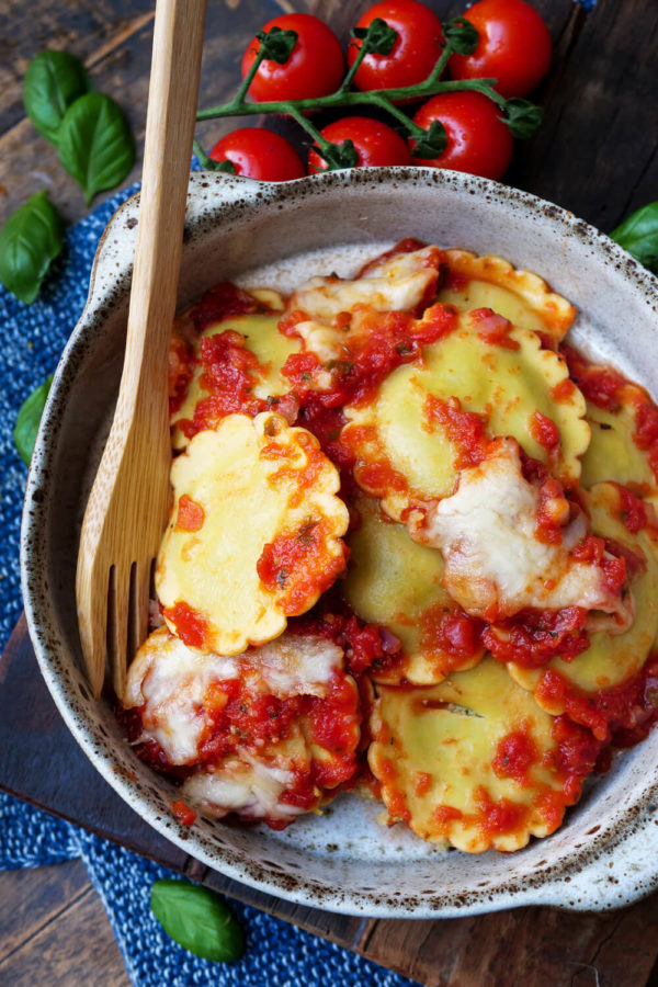 Ravioli mit Tomatensauce und Käse überbacken