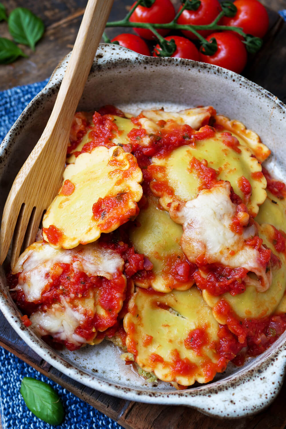 Ravioli mit Tomatensauce und Käse überbacken
