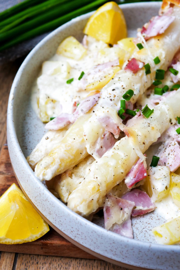 Weißer Spargel mit Kartoffeln und Schinken mit Käse überbacken