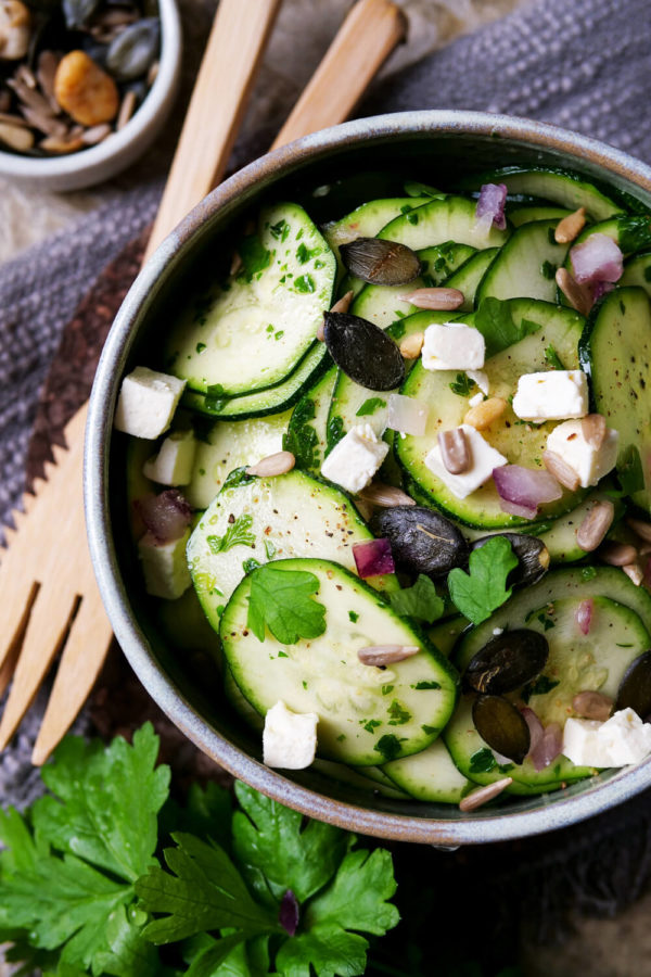 Zucchini-Salat mit Toppings