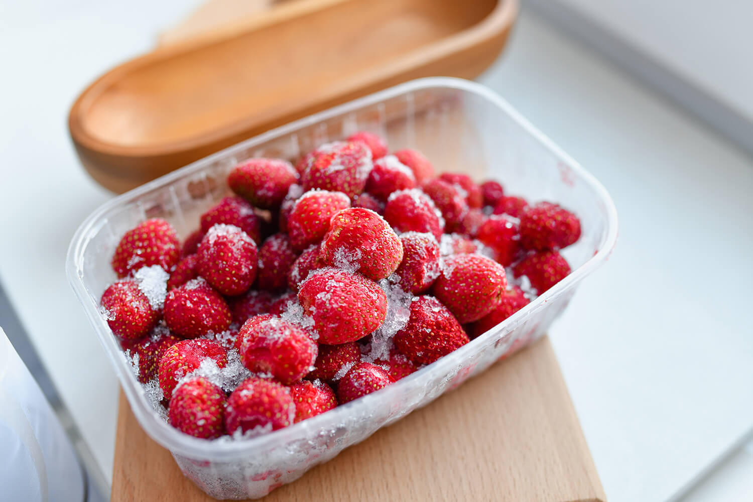 Gefrorene Erdbeeren in einem Platikbehälter