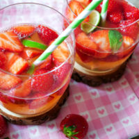 Alkoholfreie Erdbeerbowle mit Limetten in Gläsern