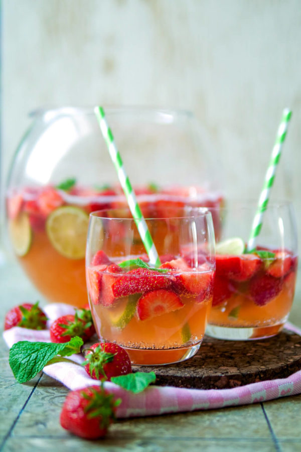 Alkoholfreie Erdbeerbowle mit Limetten