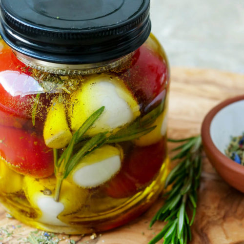 Eingelegter Mozzarella mit Tomaten in Olivenöl