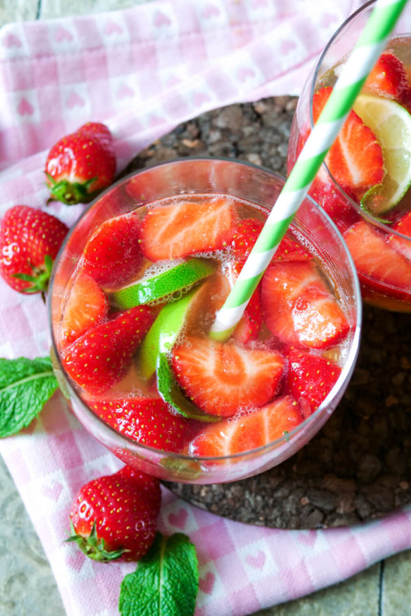 Alkoholfreie Erdbeerbowle mit Limetten in Gläsern