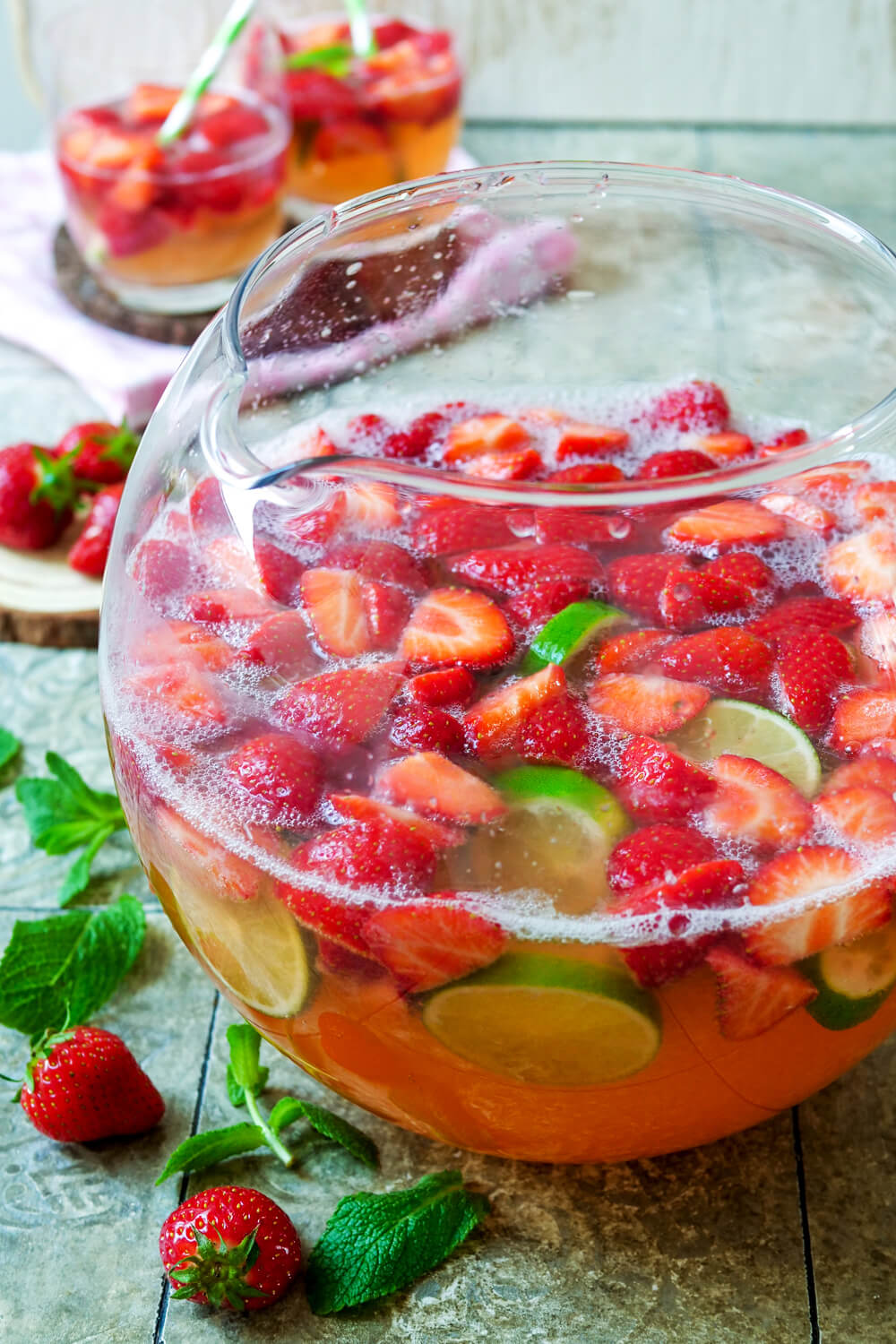 Alkoholfreie Erdbeerbowle mit Limetten