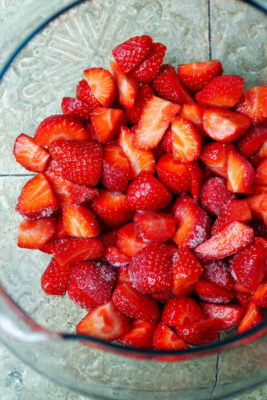 Erdbeeren im Bowle-Gefäß