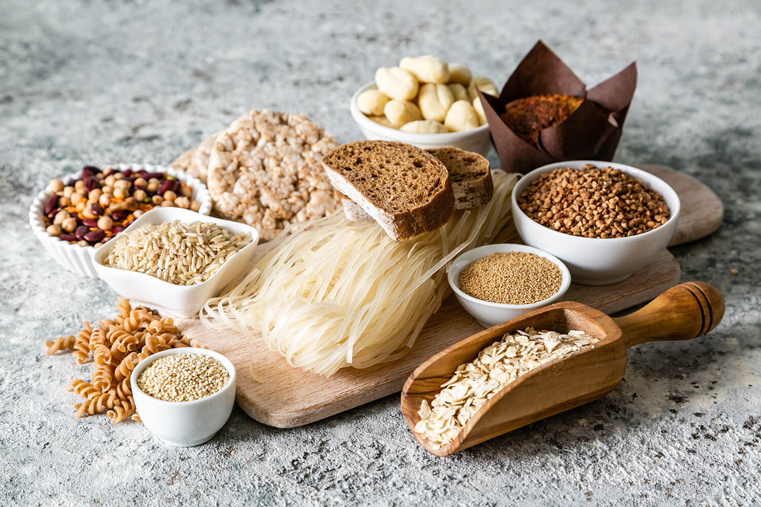 Glutenfreies Diätkonzept - Auswahl an Körnern und Kohlenhydraten für Menschen mit Glutenunverträglichkeit