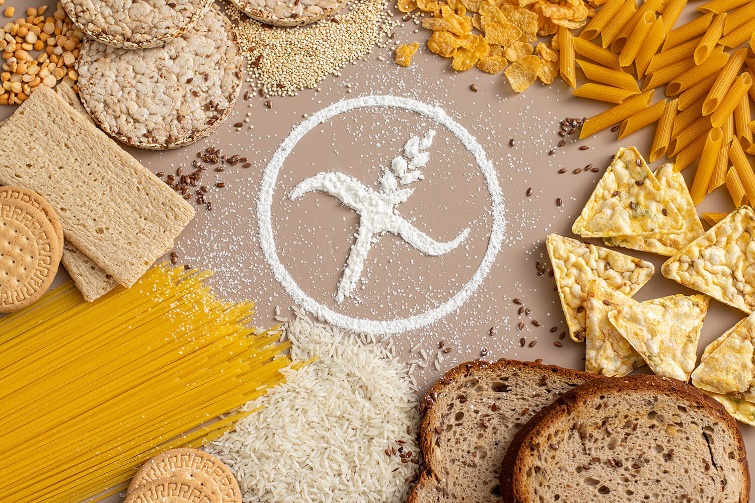 Glutenfreie Lebensmittel umrahmen ein Glutenfrei-Symbol aus Mehl.