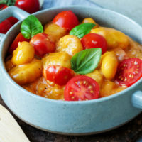 Gnocchi-Pfanne mit Tomaten und Sahnesauce