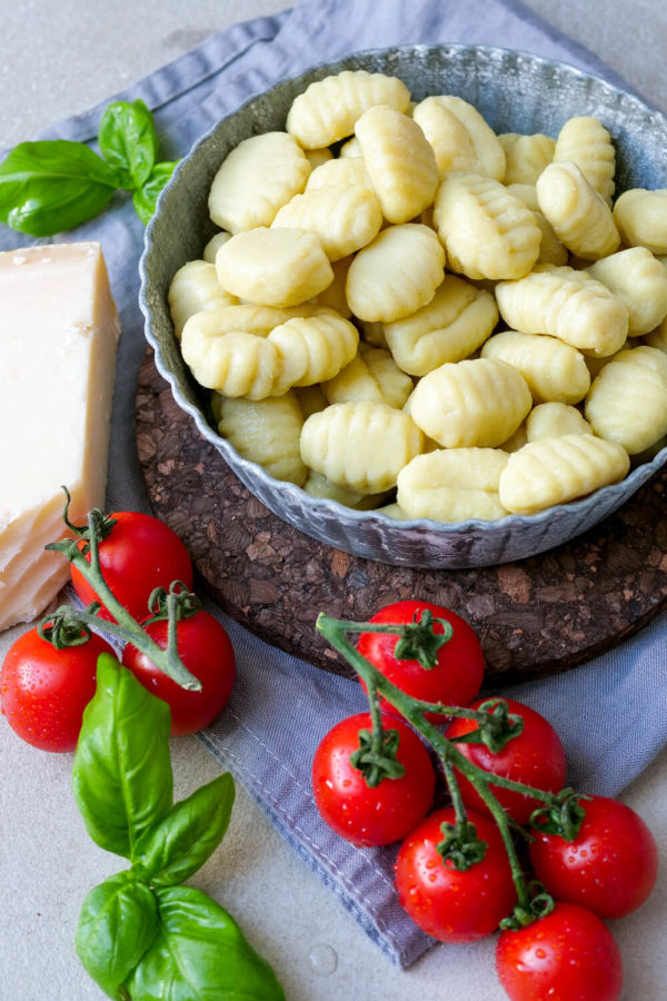 Gnocchi, Tomaten, Basilikum und Parmesan