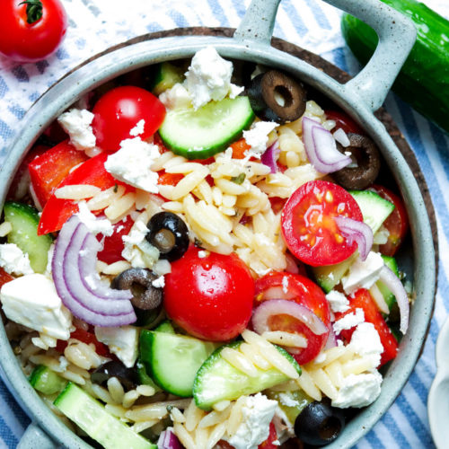 Kritharaki-Salat mit Feta, Tomaten, Gurken, Oliven, Zwiebeln und Gurke