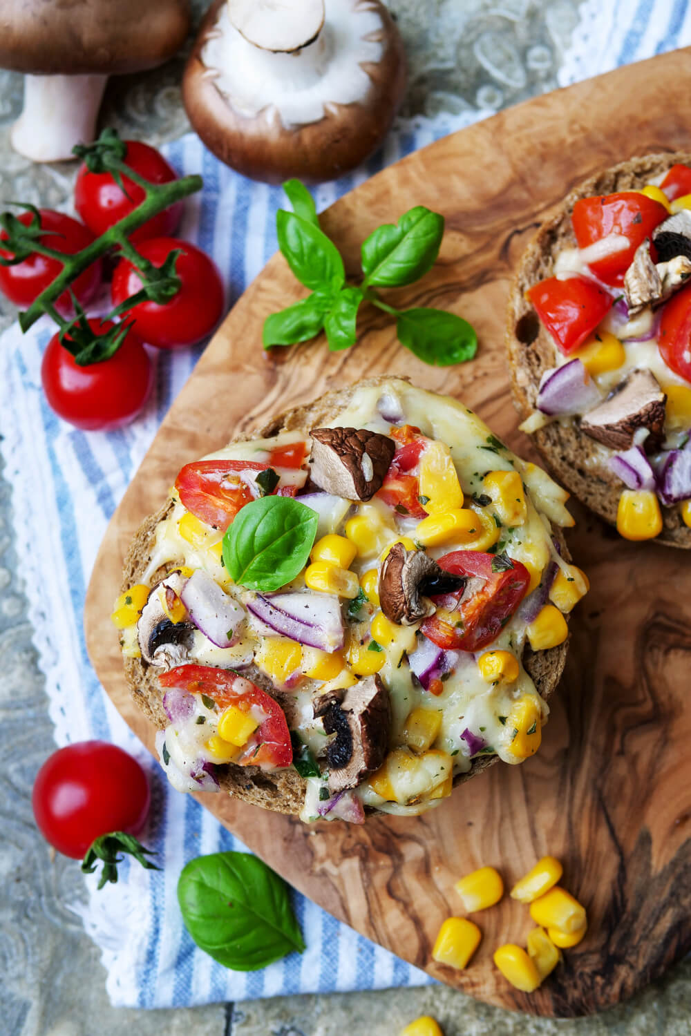 Vegetarische Pizzabrötchen mit Mais, Champignons und Tomaten