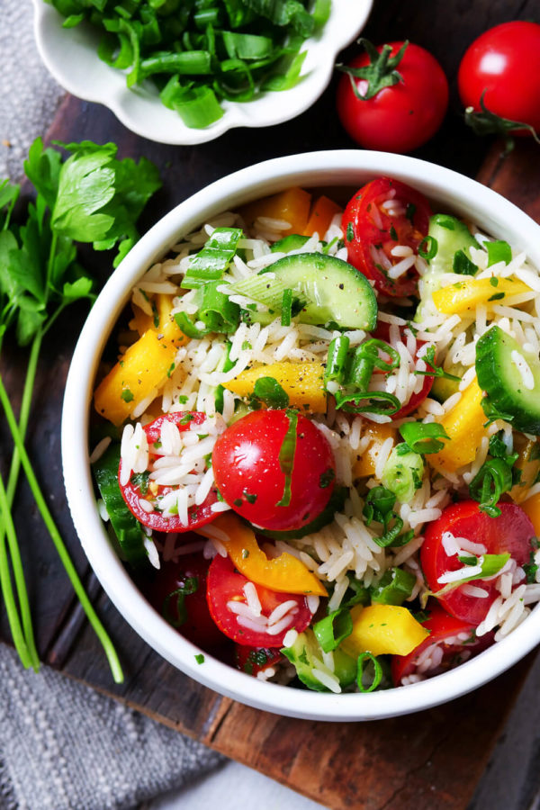 Reissalat ganz klassisch mit Tomaten, Gurken, Paprika und Frühlingszwiebeln