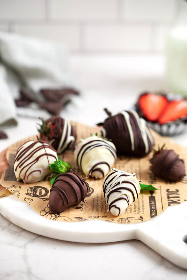 Schoko-Erdbeeren mit Schokolade verziert
