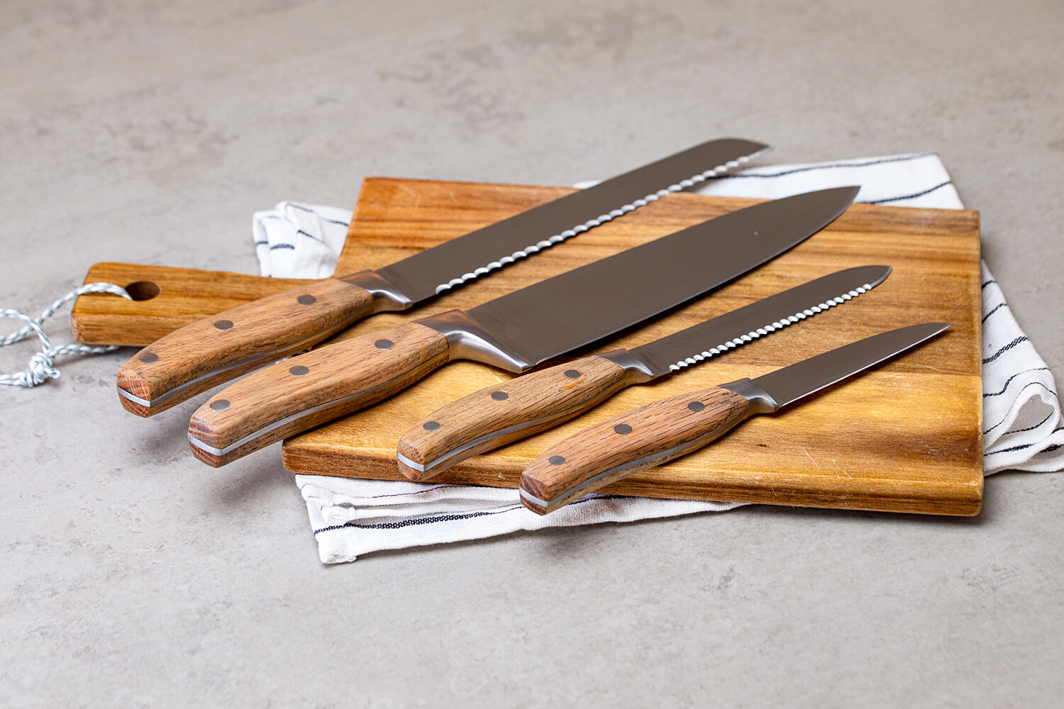 Verschiedene Messer auf einem Küchenbrett
