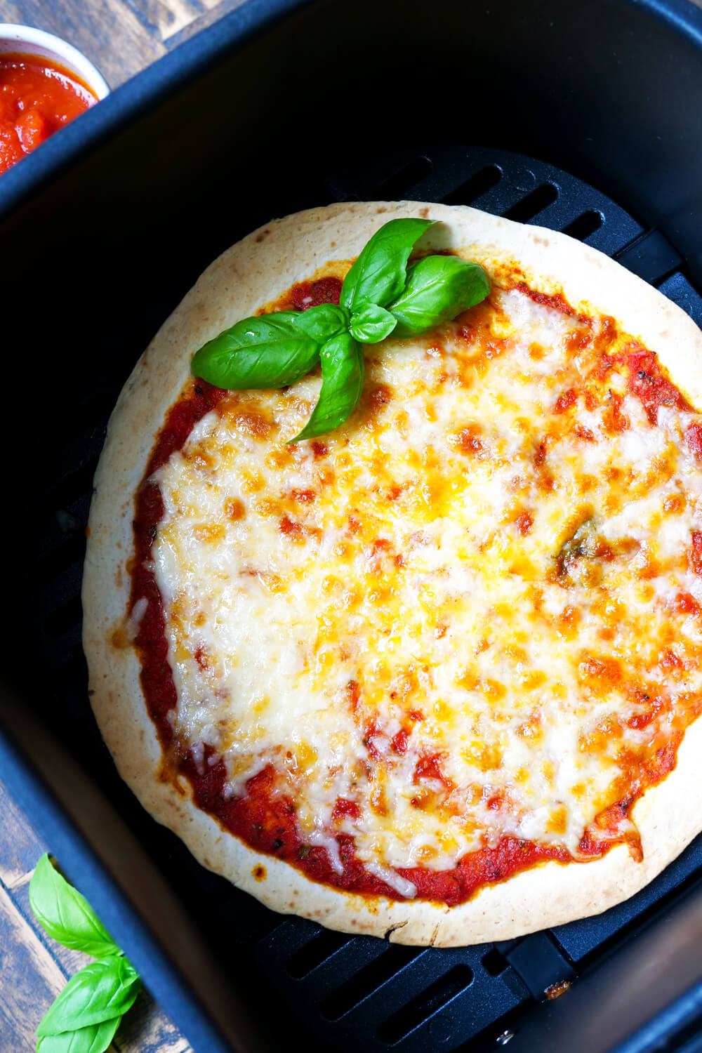 Wrap-Pizza aus der Heißluftfritteuse mit Pizzasauce und Mozzarella