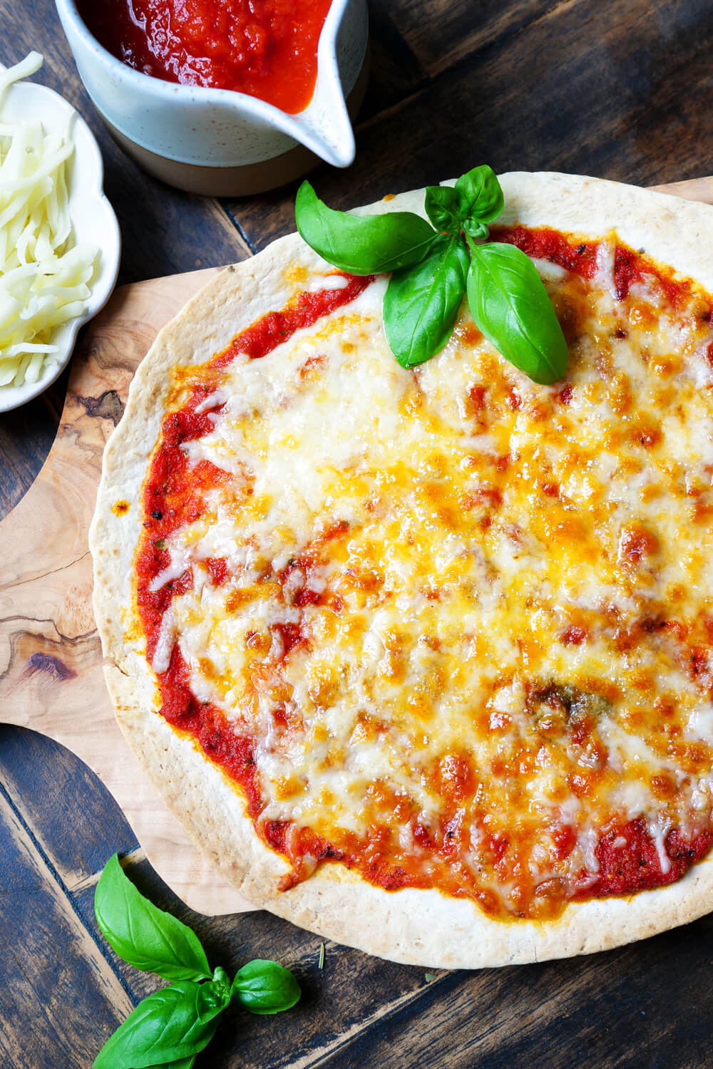 Wrap-Pizza aus der Heißluftfritteuse mit Pizzasauce und Mozzarella