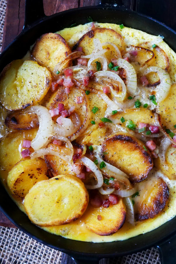 Bauernfrühstück mit Kartoffeln, Ei, Speck und Zwiebeln