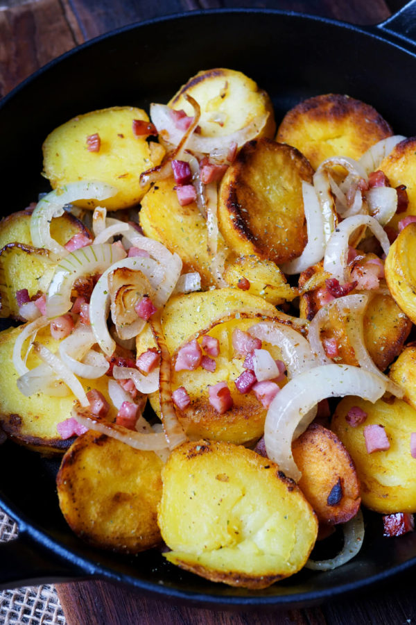Gebratene Kartoffeln mit Zwiebeln und Speck