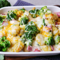 Gnocchi-Brokkoli-Auflauf mit Schinken und Käse überbacken
