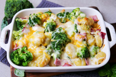 Gnocchi-Brokkoli-Auflauf mit Schinken und Käse überbacken