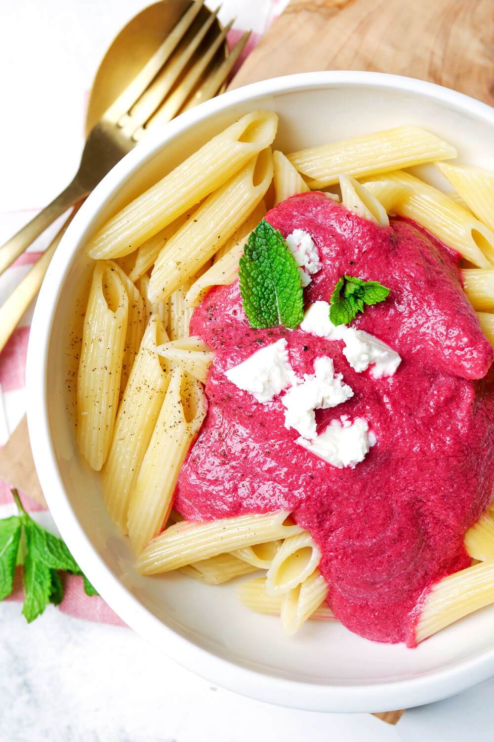 Pink Pasta mit Rote Bete, Feta und Knoblauch