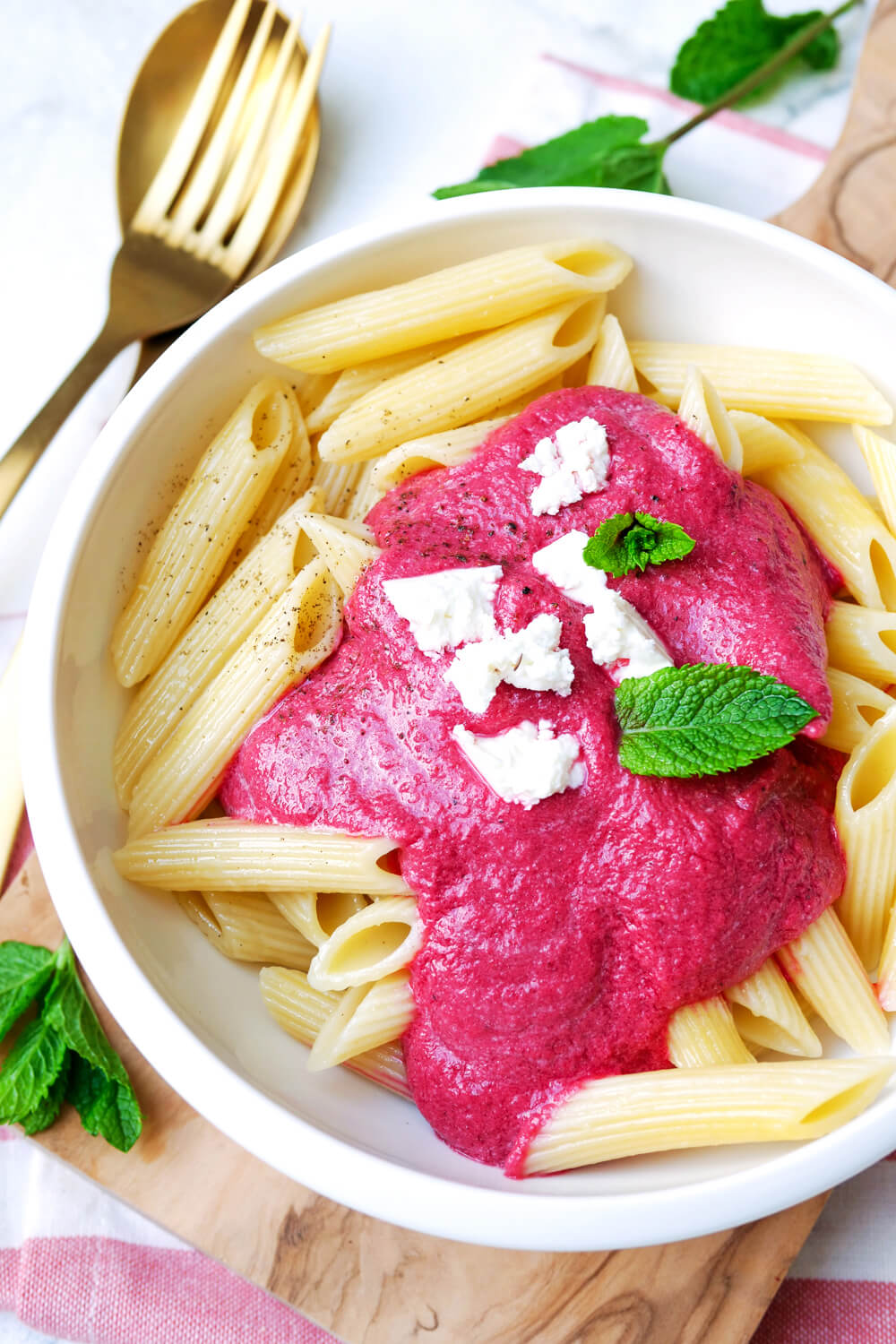 Pink Pasta mit Rote Bete, Feta und Knoblauch